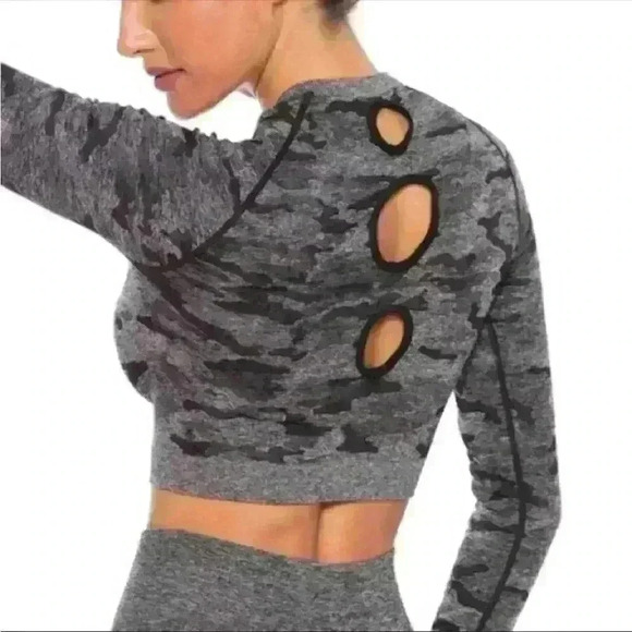 Seamless camo crop top with thumb holes - Picture 2 of 4